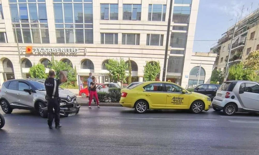 Λεωφόρος Αλεξάνδρας: Κομμάτι δρόμου υποχώρησε και "κατάπιε" ταξί!